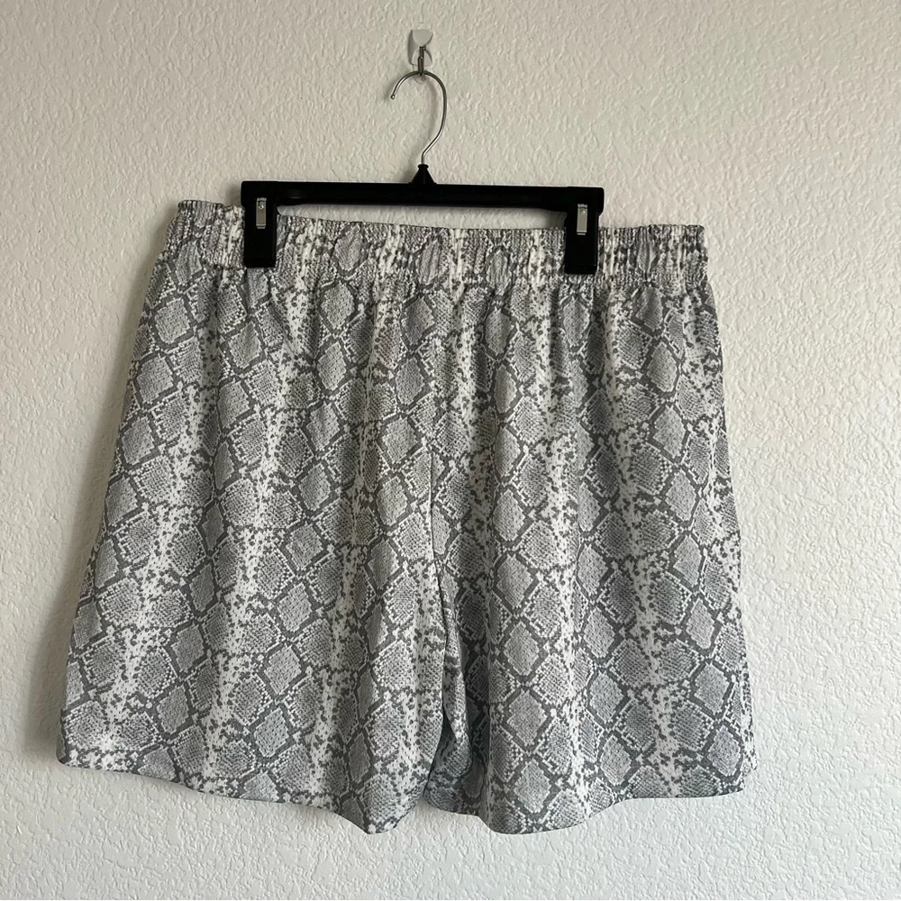 Bravest Studio Size XXL Grey Silver Snakeskin Patterned Shorts NEW